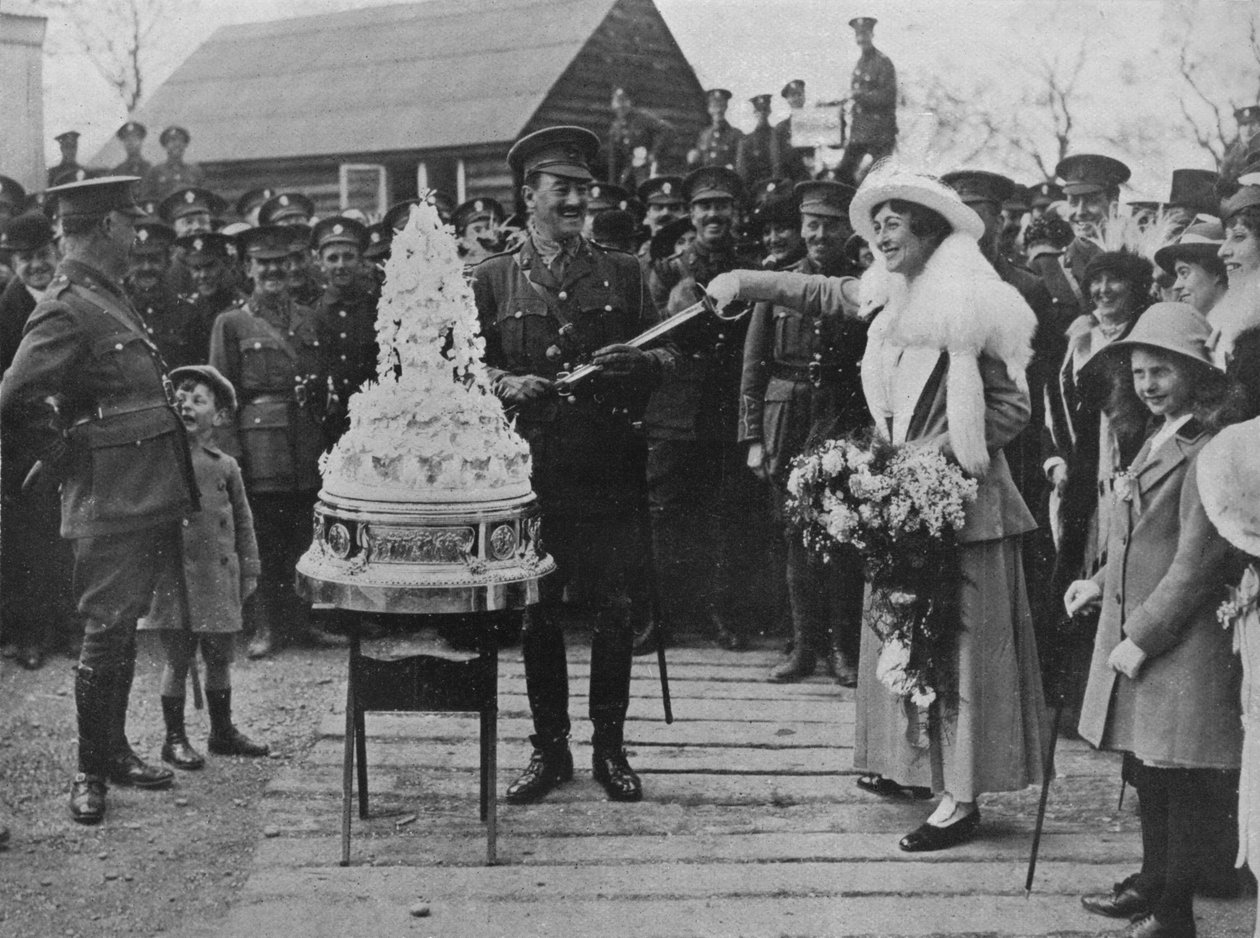 Et kakibryllup: Skæring af bryllupskagen med brudgommens sværd, 1915 af Unbekannt