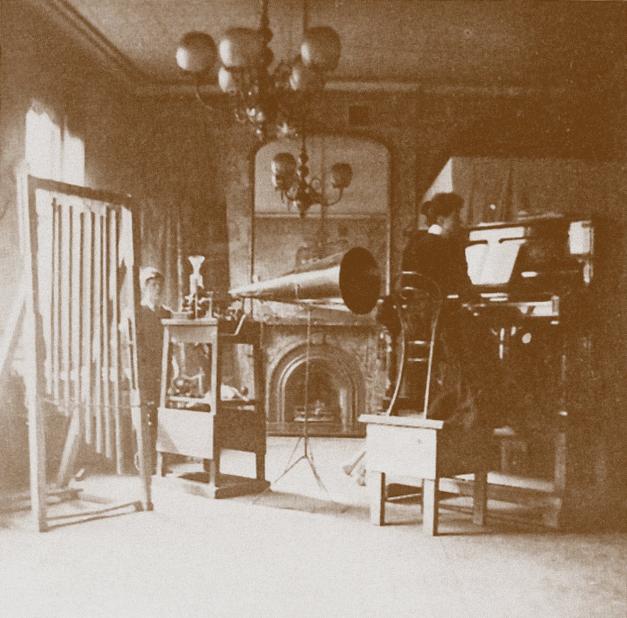 En kvindelig pianist ved det første Emil Berliner-studie i London, Cockburn Hotel, 1898 af Unbekannt