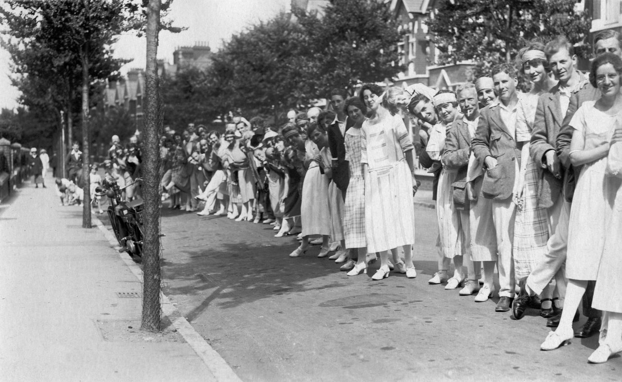 En række mennesker, c1920
