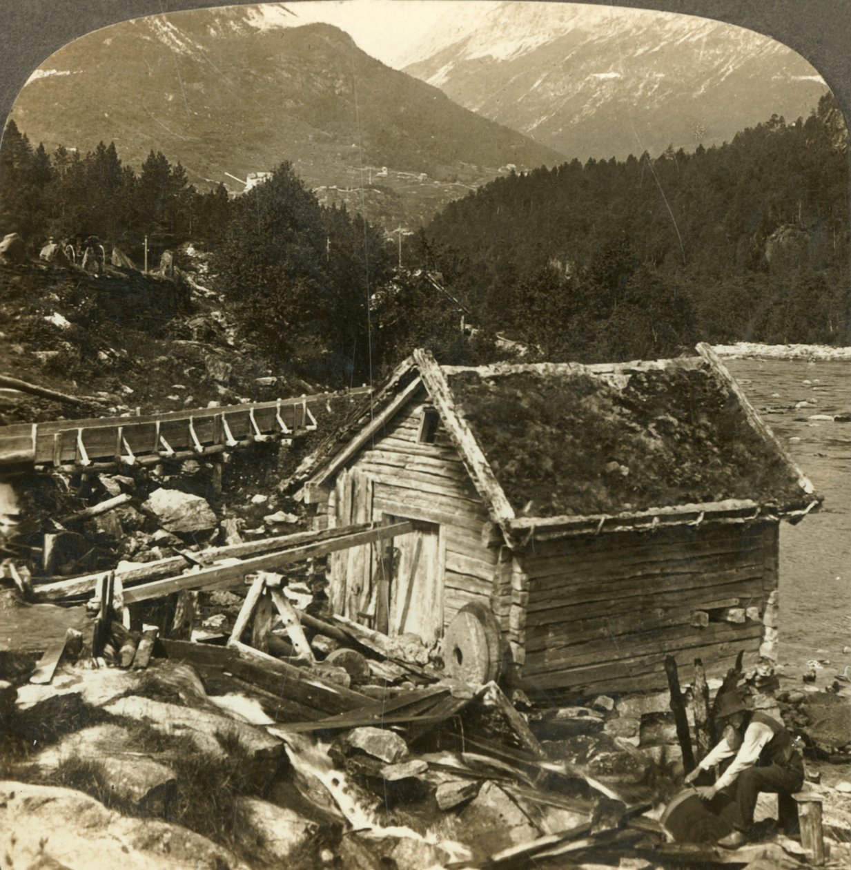 En tømmermølle og en vandhjulsslibesten ved Stalheims-elven, Naerodal, Norge, c1905. af Unbekannt