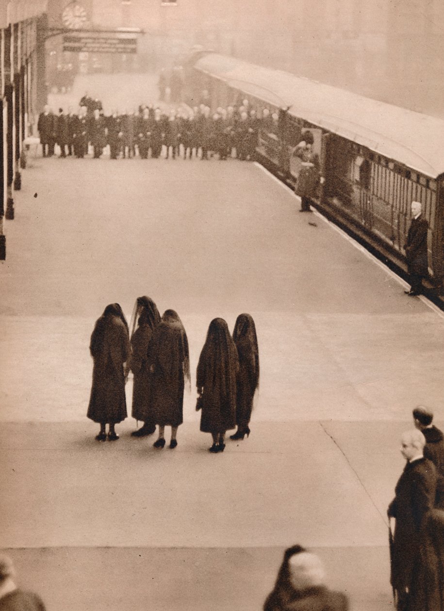 En enlig gruppe kongelige sørgende: Queen Mary med Princess Royal, 1936. af Unbekannt