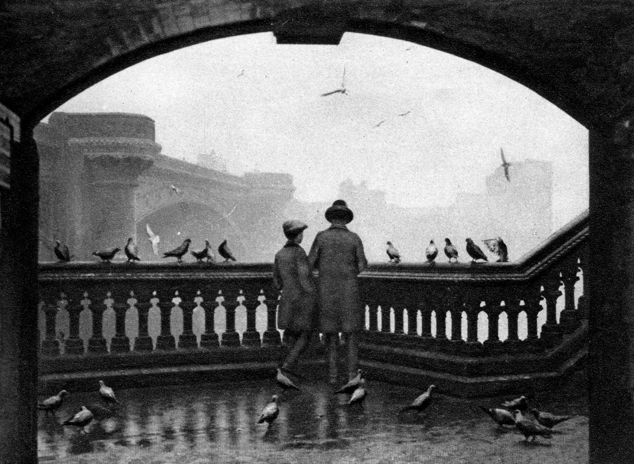En mand og en dreng fodrer fuglene ved Blackfriars Bridge, London, 1926-1927 af Unbekannt