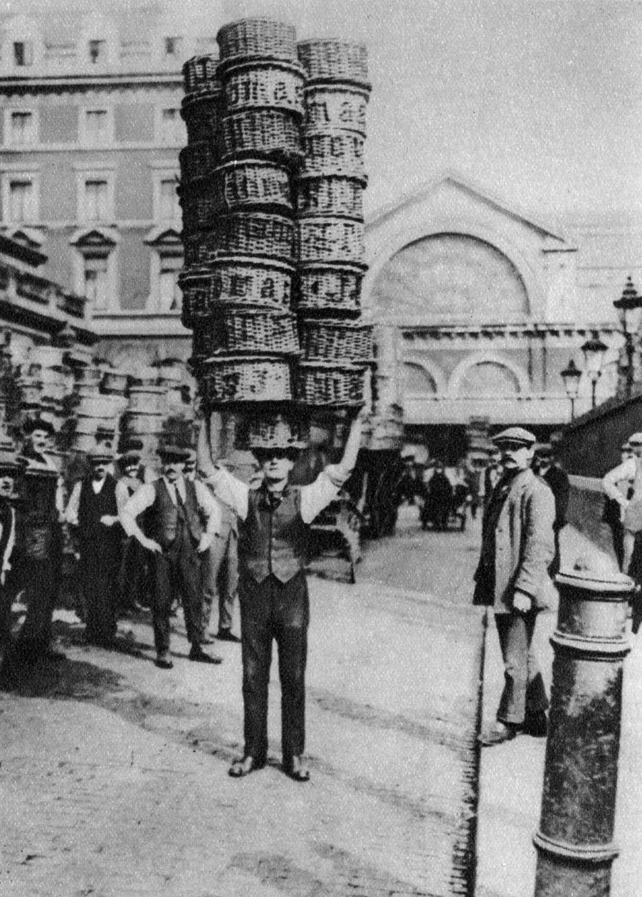 En mand med mange kurve på hovedet, Covent Garden, London, 1926-1927 af Unbekannt