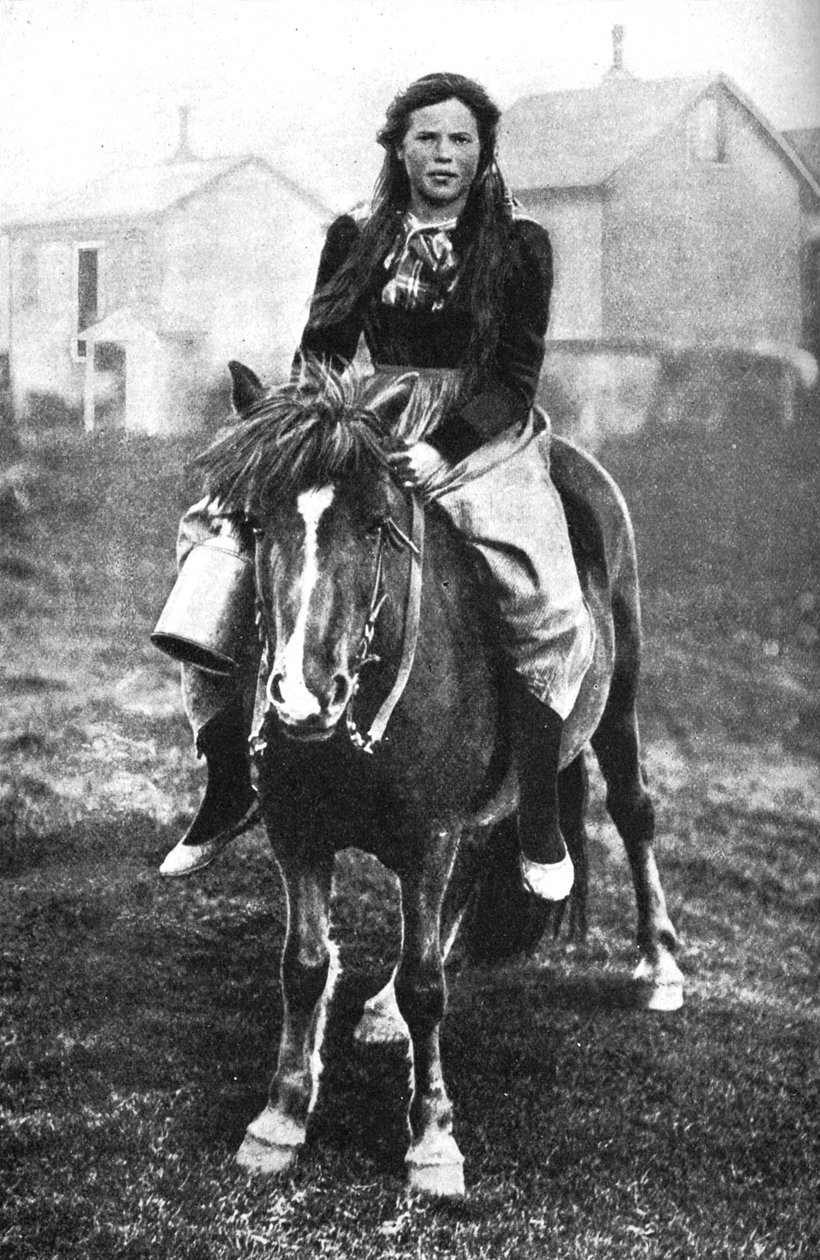 En malkepige på sin morgenrunde, Island, 1922 af Unbekannt
