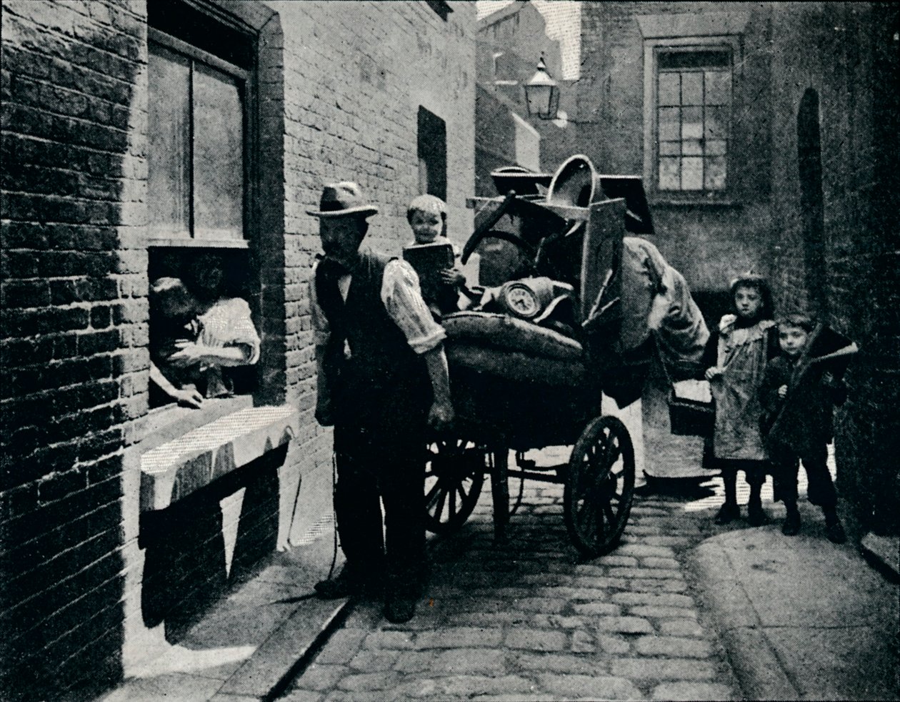 En flytning i Slumopolis, London, c1901 1901 af Unbekannt