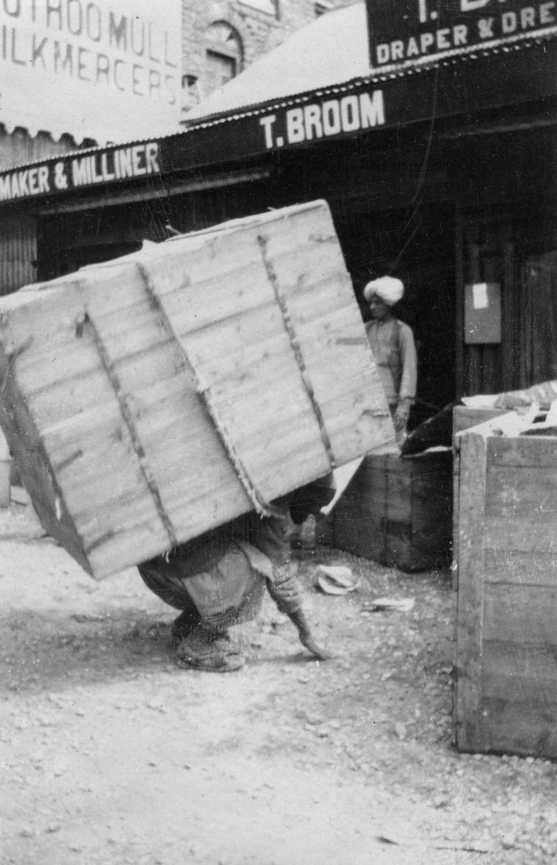 En portør løfter et stort læs, Chakrata, Indien, 1917 af Unbekannt