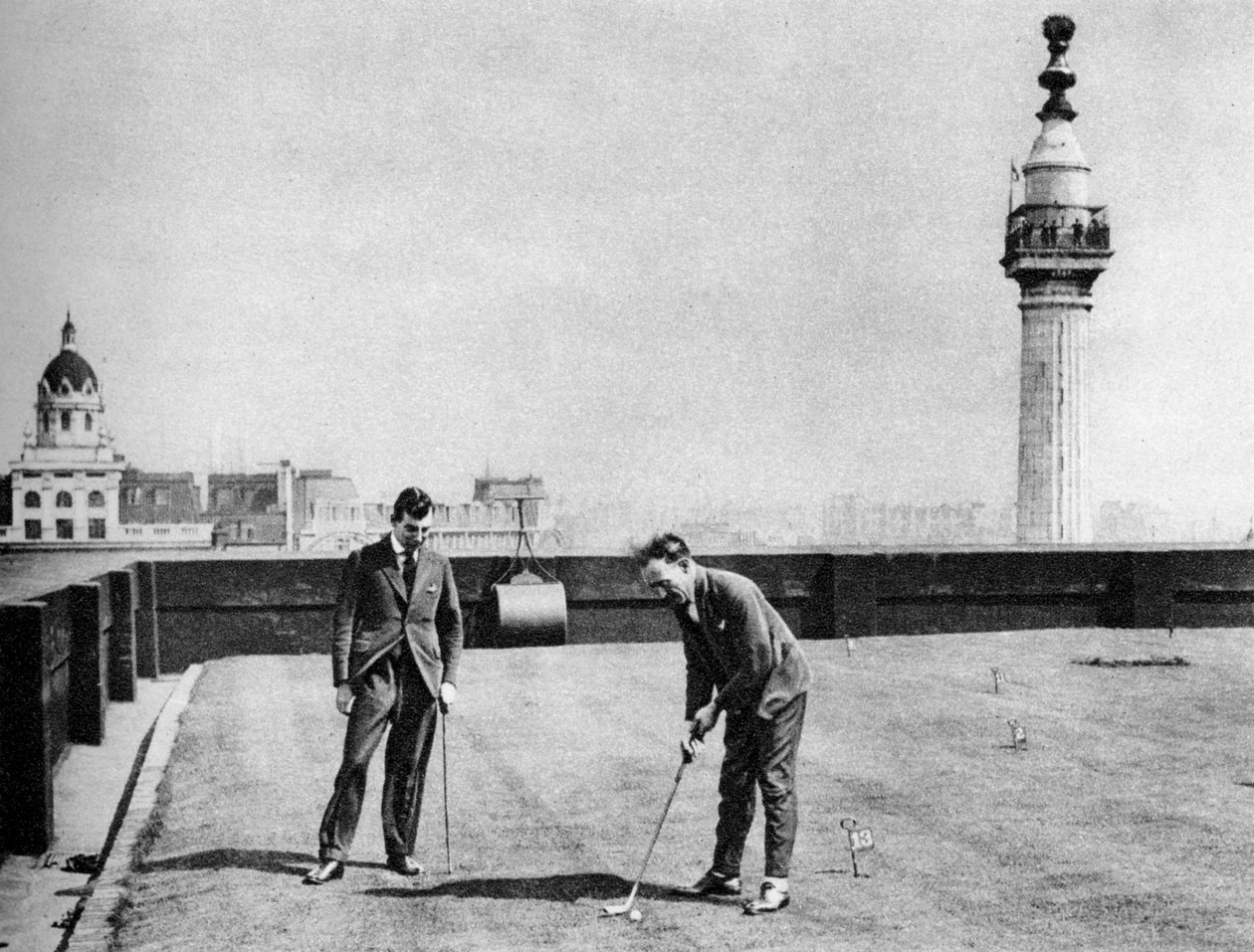 En putting green på taget af Adelaide House, nær London Bridge, London, 1926-1927 af Unbekannt