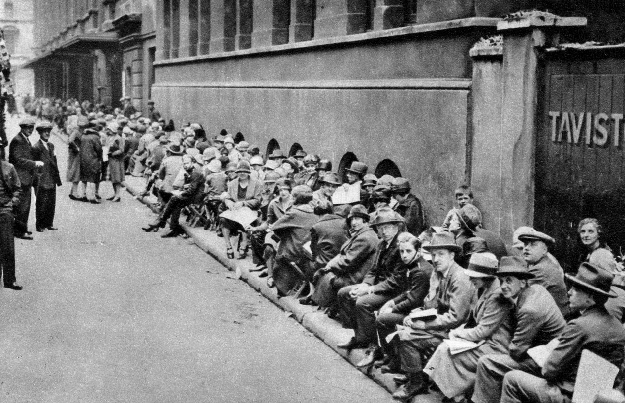 En kø til billetter til første nat i Covent Garden, London, 1926-1927 af Unbekannt
