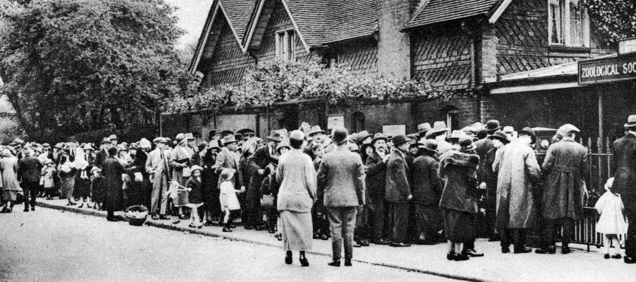 En kø til zoologisk have på en national helligdag, London, 1926-1927 af Unbekannt