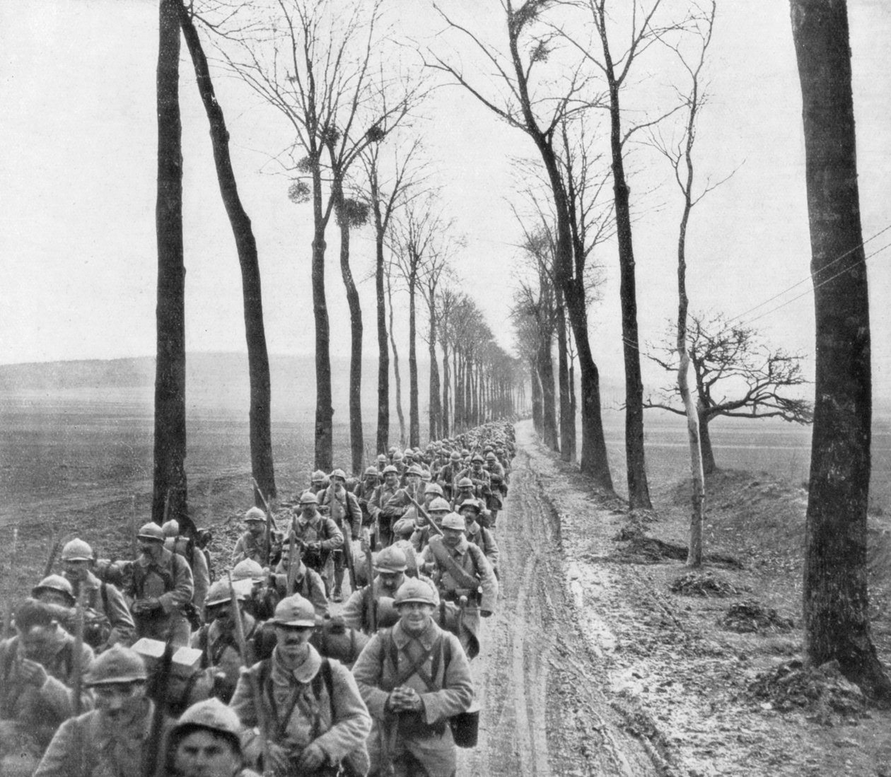 Et regiment af fransk infanteri går til fronten, Frankrig, 30. marts 1918 af Unbekannt
