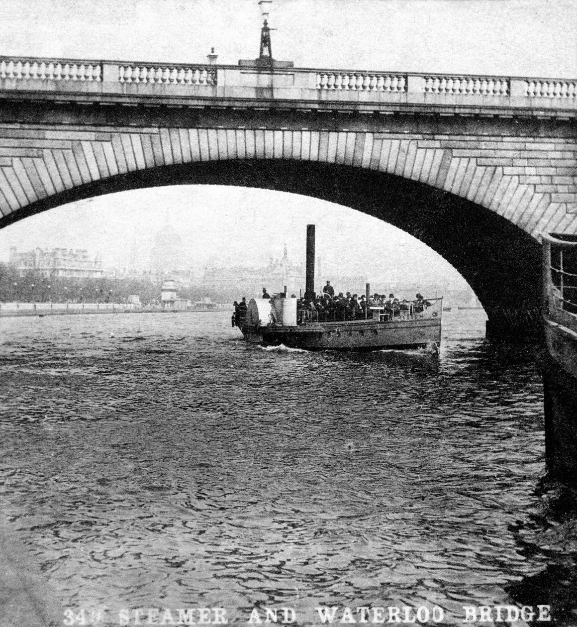 En damper passerer under Waterloo Bridge, London, tidligt i det 20. århundrede af Unbekannt