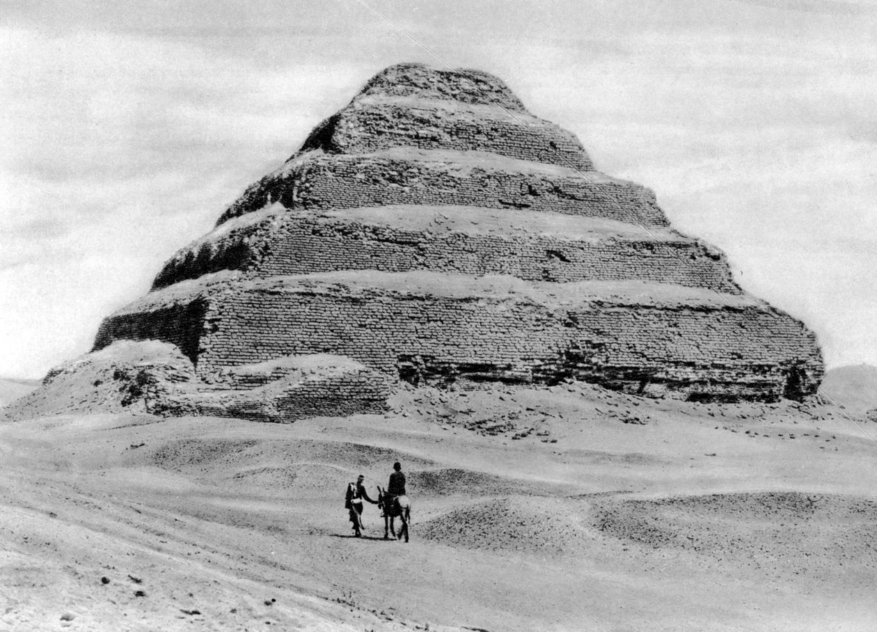En trinpyramide uden for Cairo, Egypten, c1920