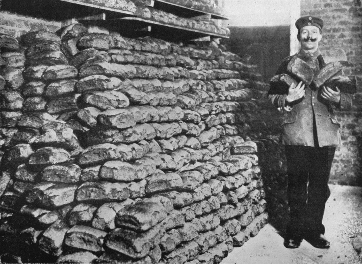 Et lager af krigsbrød til de tyske tropper, 1915 af Unbekannt