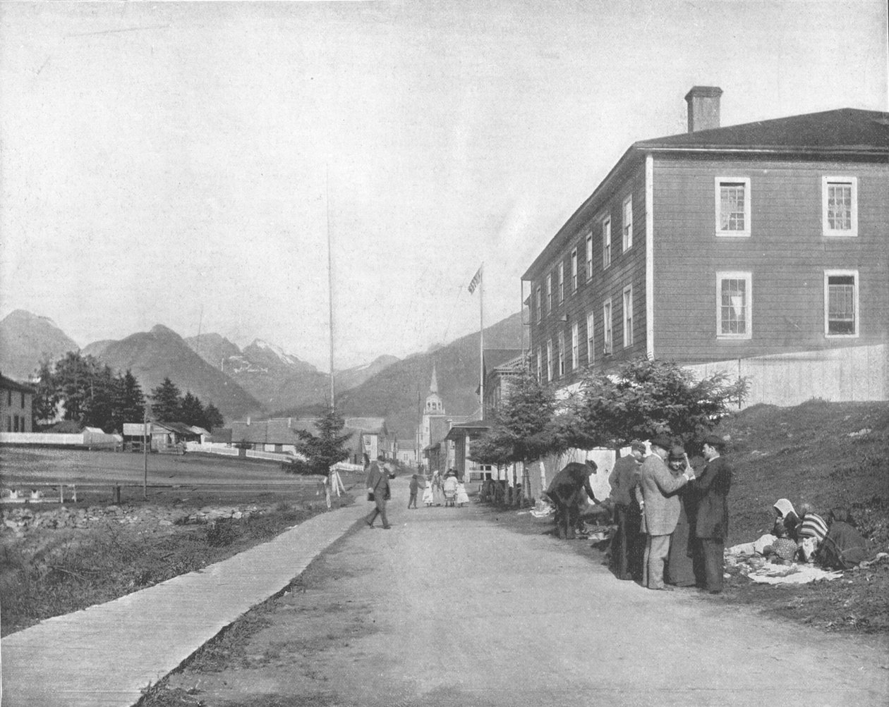En gade i Sitka, Alaska, USA, ca. 1900. af Unbekannt