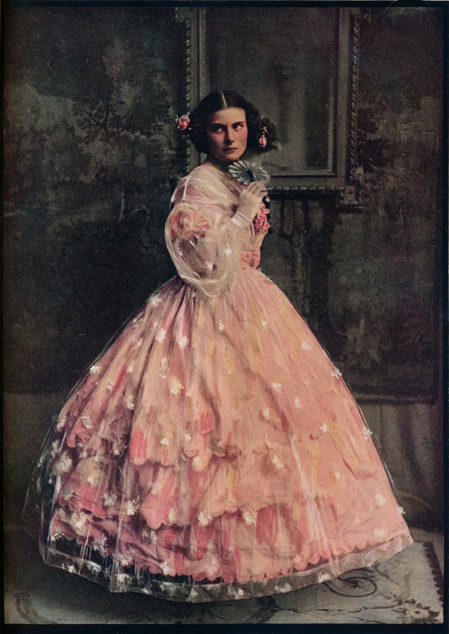 En tre-flæget kuglekjole af lyserød silke, med overkjole af hvidblomstret gaze, 1850-60, c1913 af Unbekannt