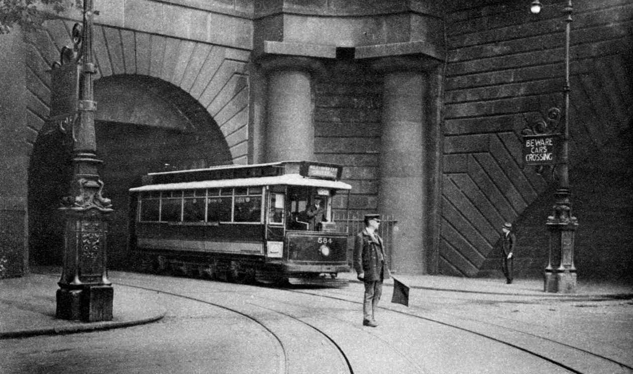 En sporvogn kører under Kingsway, Aldwych og Somerset House, London, 1926-1927 af Unbekannt