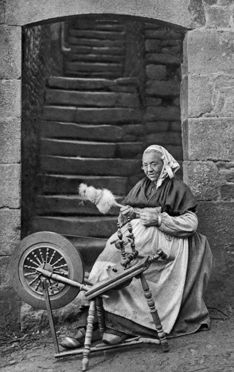 En kvinde ved et spinnehjul, Dinan, Bretagne, Frankrig, c1922 af Unbekannt