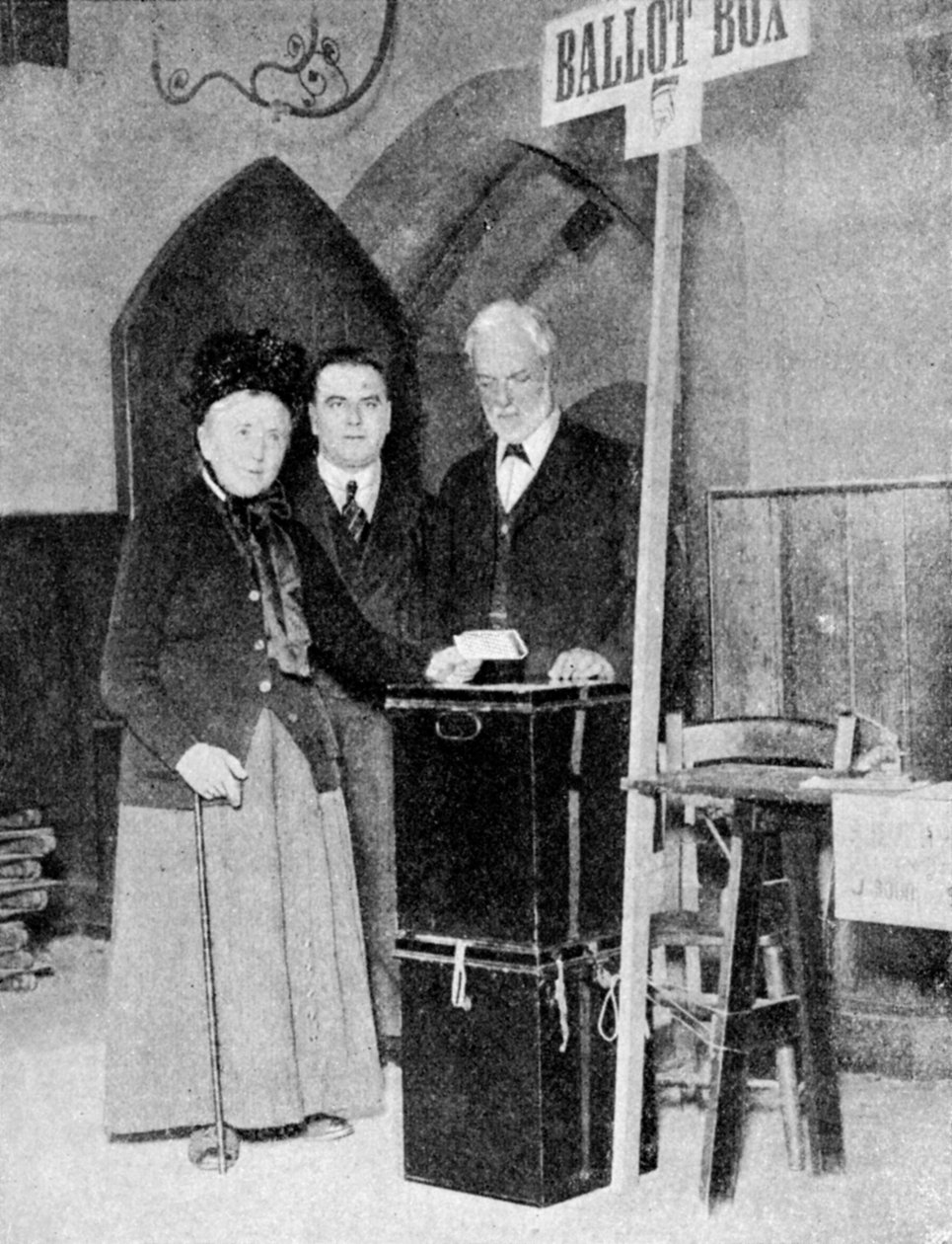 En kvinde, der optager sin stemme ved stemmeurnen, c1922 af Unbekannt