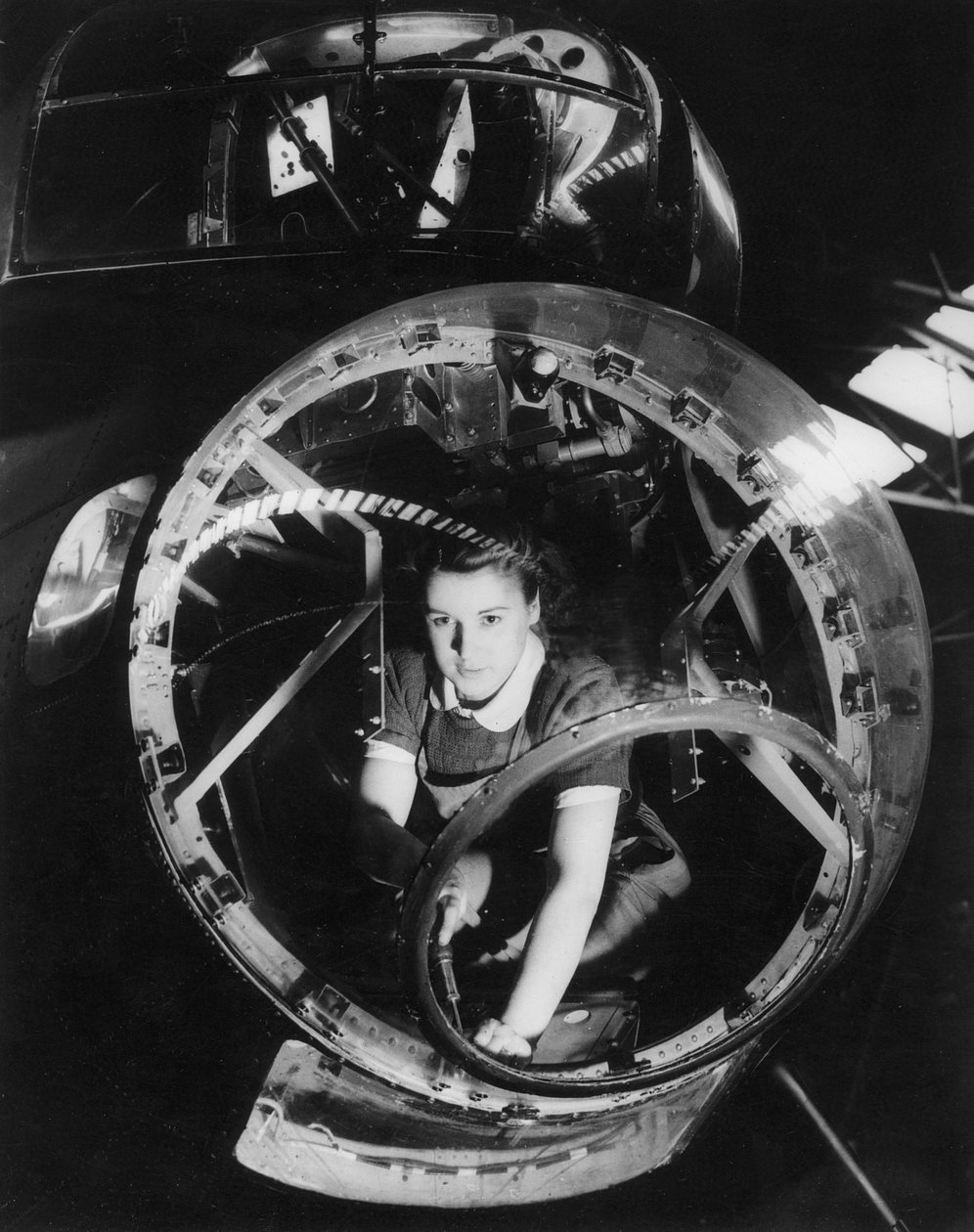 En kvinde, der arbejder på et Lancaster-bombefly, Anden Verdenskrig, 1940