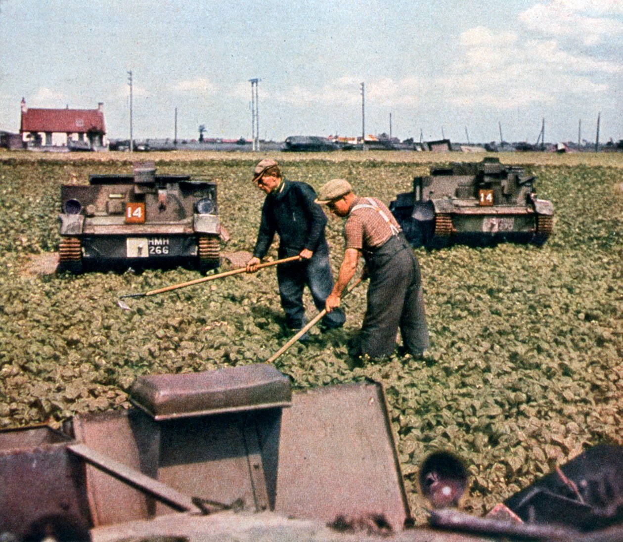 Abandoned French tanks in a field, Dunkirk, France, 1940dani af Unbekannt