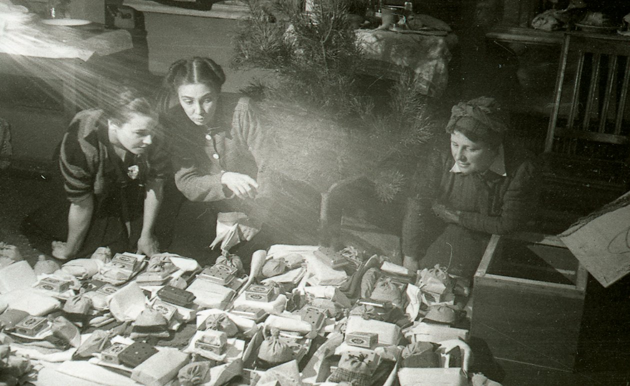 Skuespillerinder fra Moscow Art Theatre forbereder gaver til Den Røde Hær, USSR, 1943 af Unbekannt