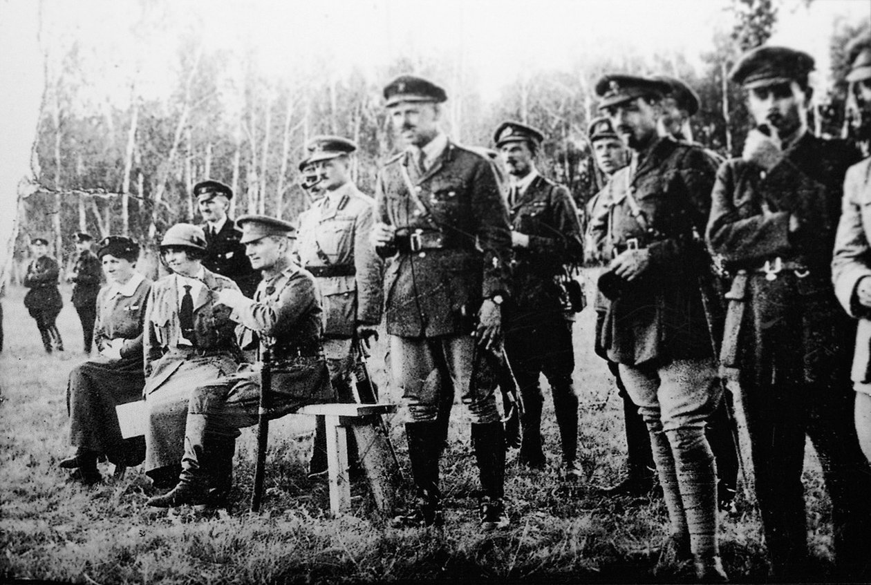 Admiral Alexander Kolchak sidder sammen med britiske officerer på østfronten, Rusland, 1918 af Unbekannt