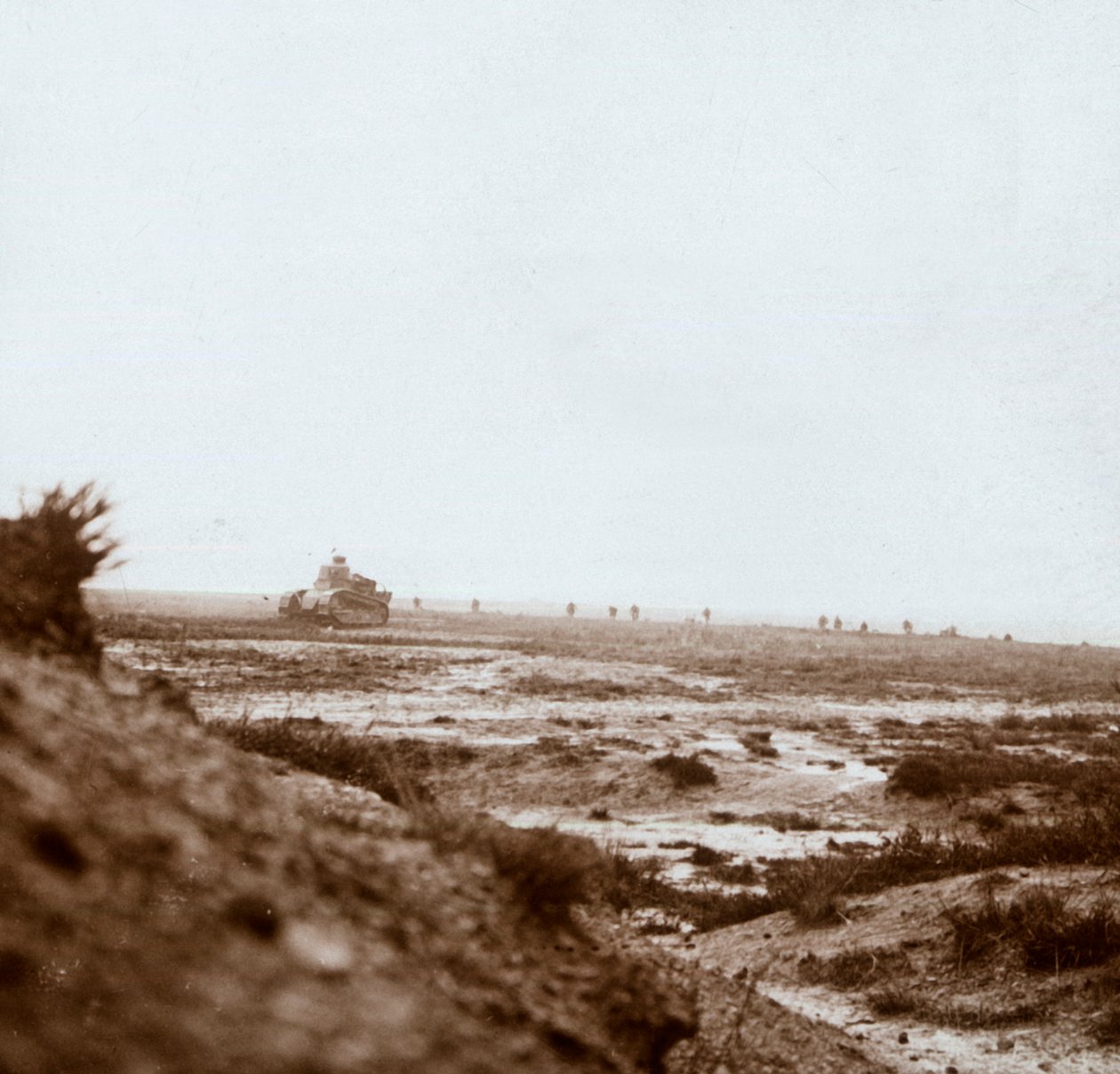 Fremrykning med kampvogne, c1914-c1918 af Unbekannt