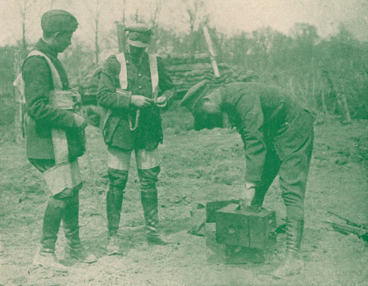 Luftfotografer, der fikserer faldskærmsseler, før de går op, c1917 1919 af Unbekannt