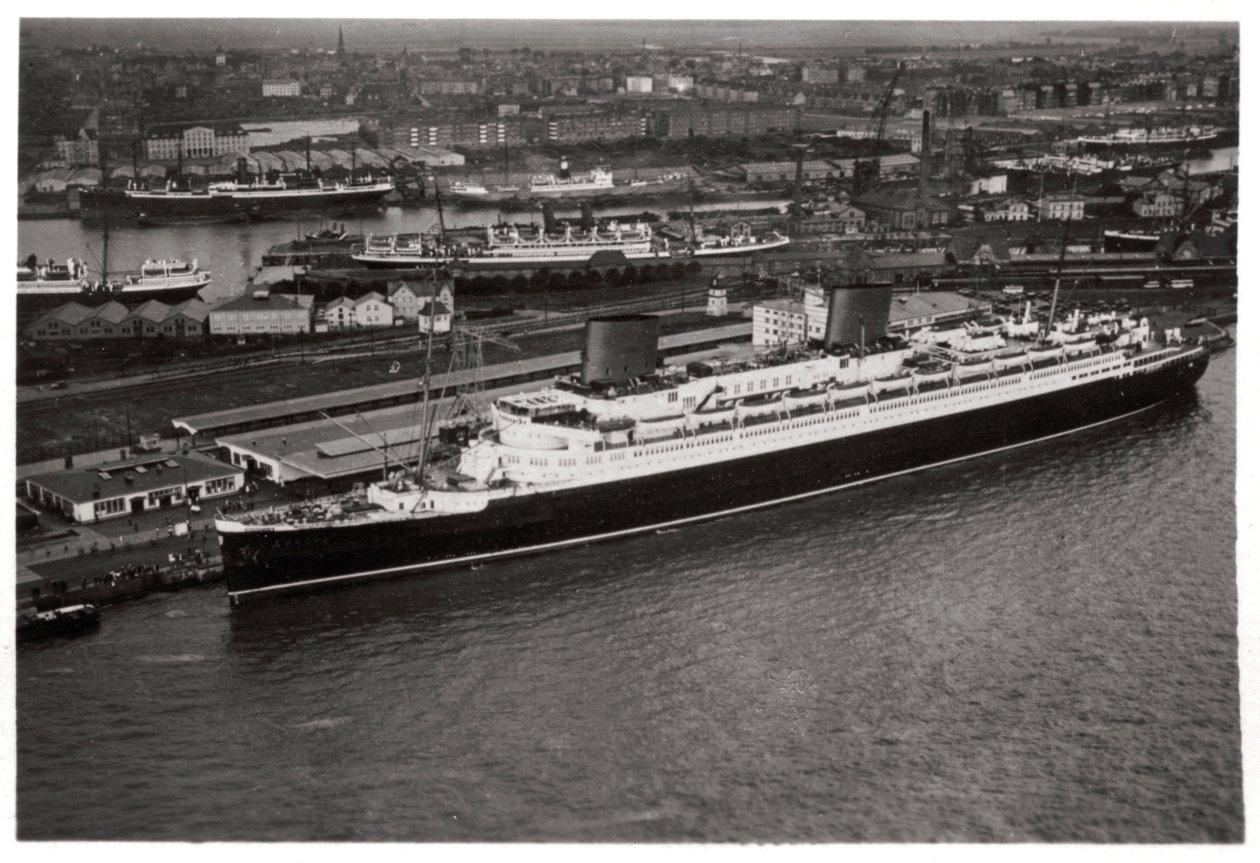 Luftfoto af Bremen havn, Tyskland, og linjeskibet Europa, fra en Zeppelin, c1931 1933 af Unbekannt