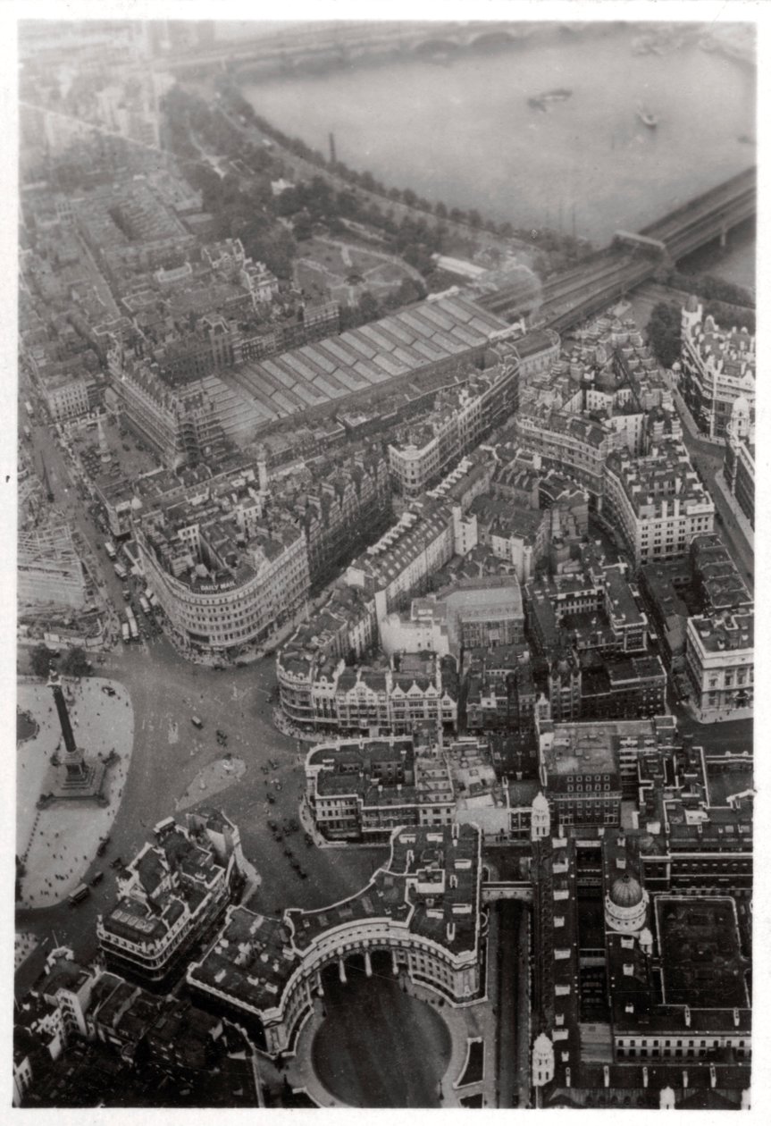 Luftfoto af Trafalgar Square, London, fra en Zeppelin, 1931 1933 af Unbekannt