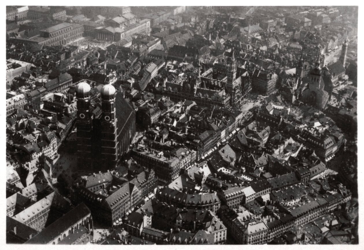 Luftfoto af Frauenkirche, München, Tyskland, fra en Zeppelin, c1931 1933 af Unbekannt