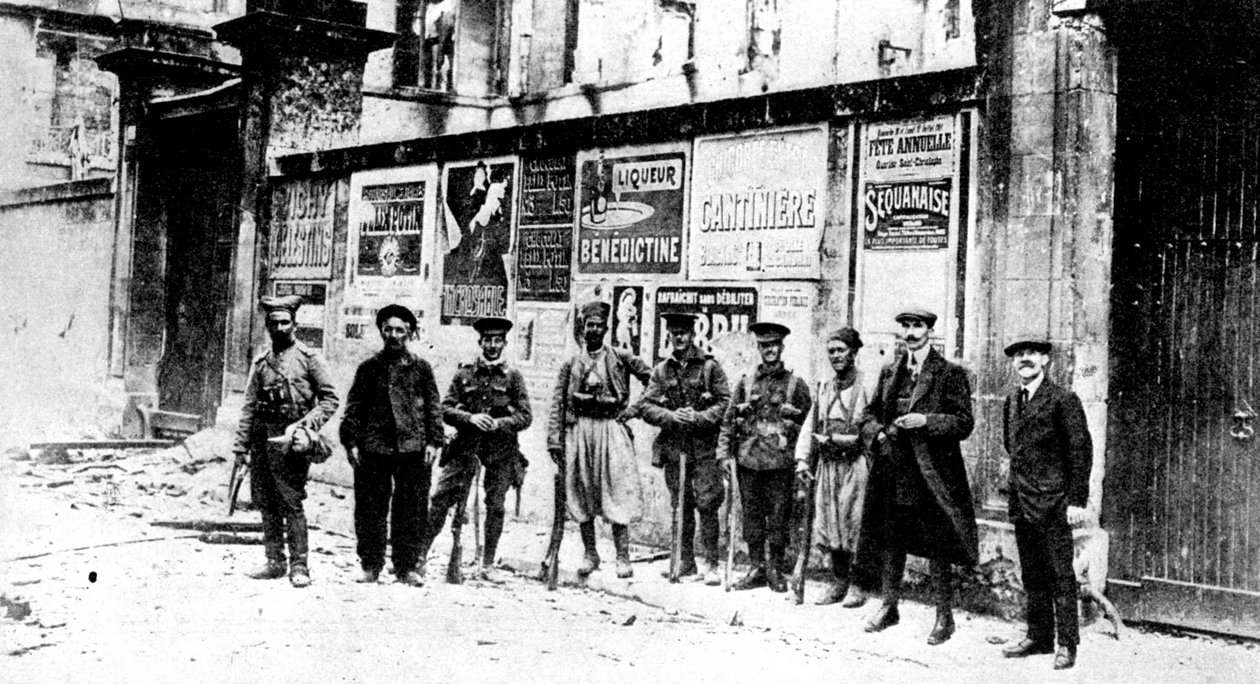 Afrikansk chassør, to Turcos og tre britiske soldater, Soissons, Frankrig, Første Verdenskrig, 1914 af Unbekannt