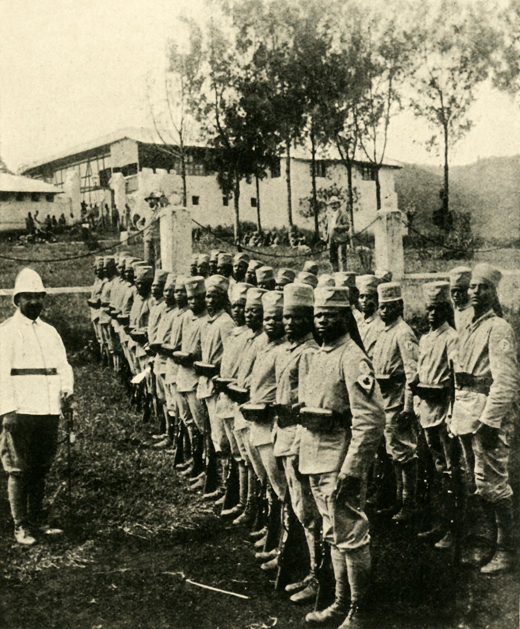 Afrikanske soldater kæmper for Tyskland, Første Verdenskrig, 1914, c1920. af Unbekannt
