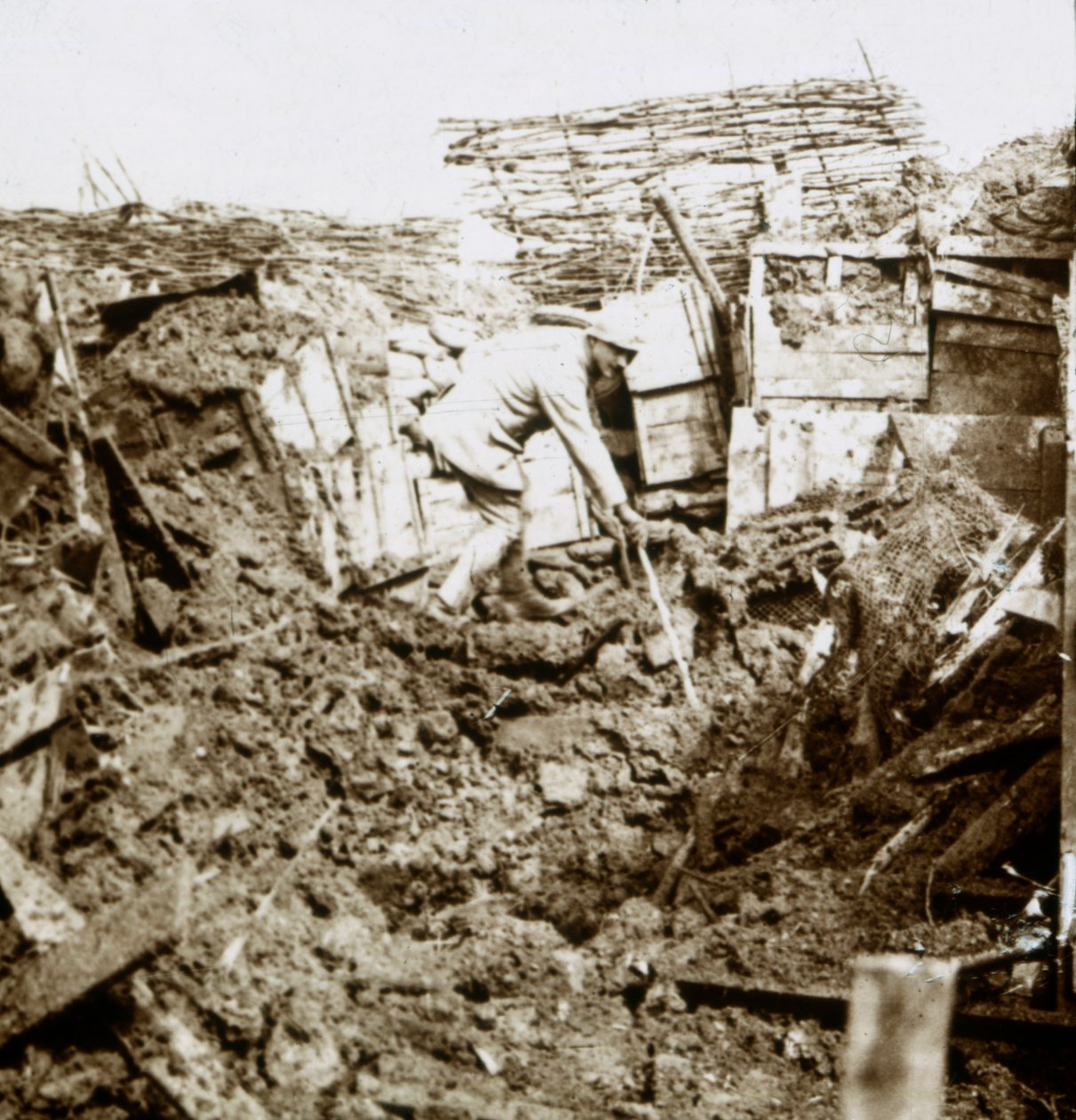 Eftervirkninger af en granat, en soldat i krateret, c1914-c1918 af Unbekannt