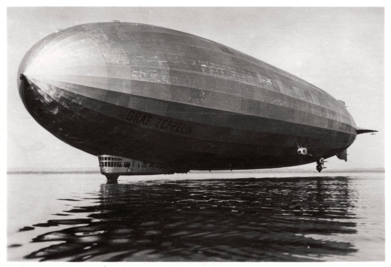 Luftskib LZ127 Graf Zeppelin lander på Bodensøen, Tyskland, 1933 af Unbekannt