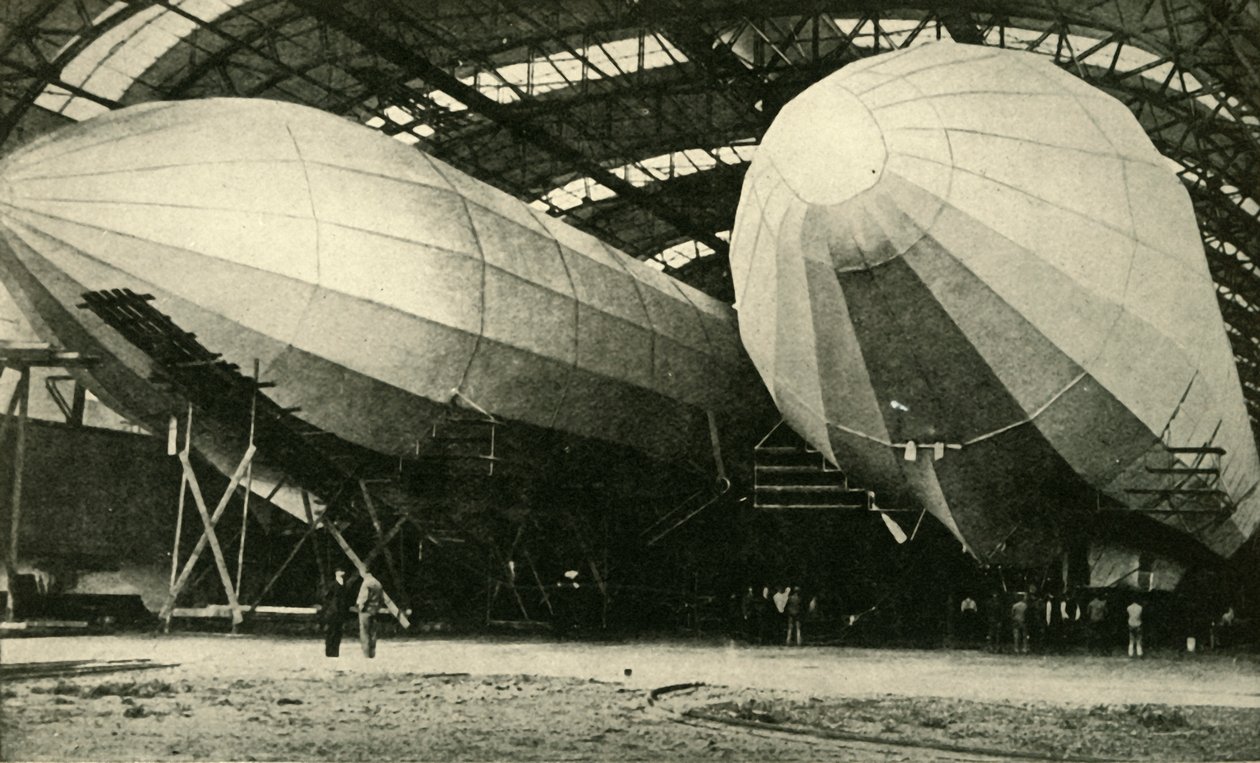 Luftskibe i hangar, Første Verdenskrig, 1914, c1920. af Unbekannt