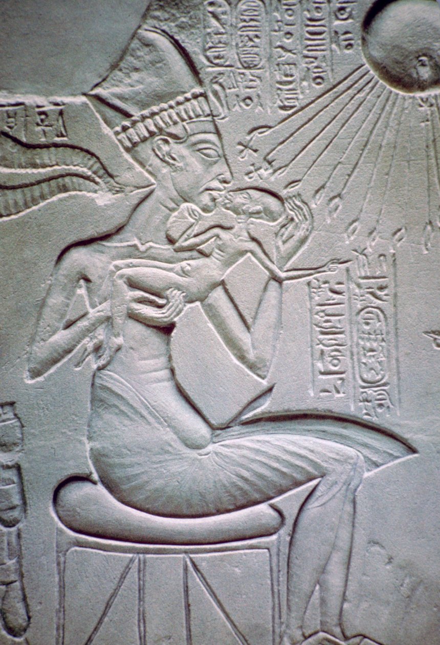 Akhenaten holder en af sine døtre af Unbekannt