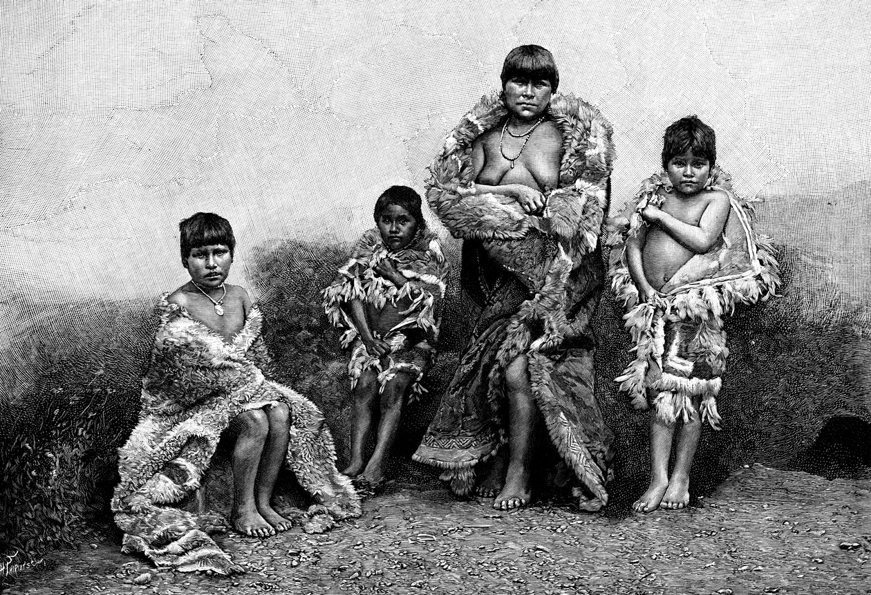 Alakaluf Fuegians, klædt i guanacoskind, Chile, 1895 af Unbekannt