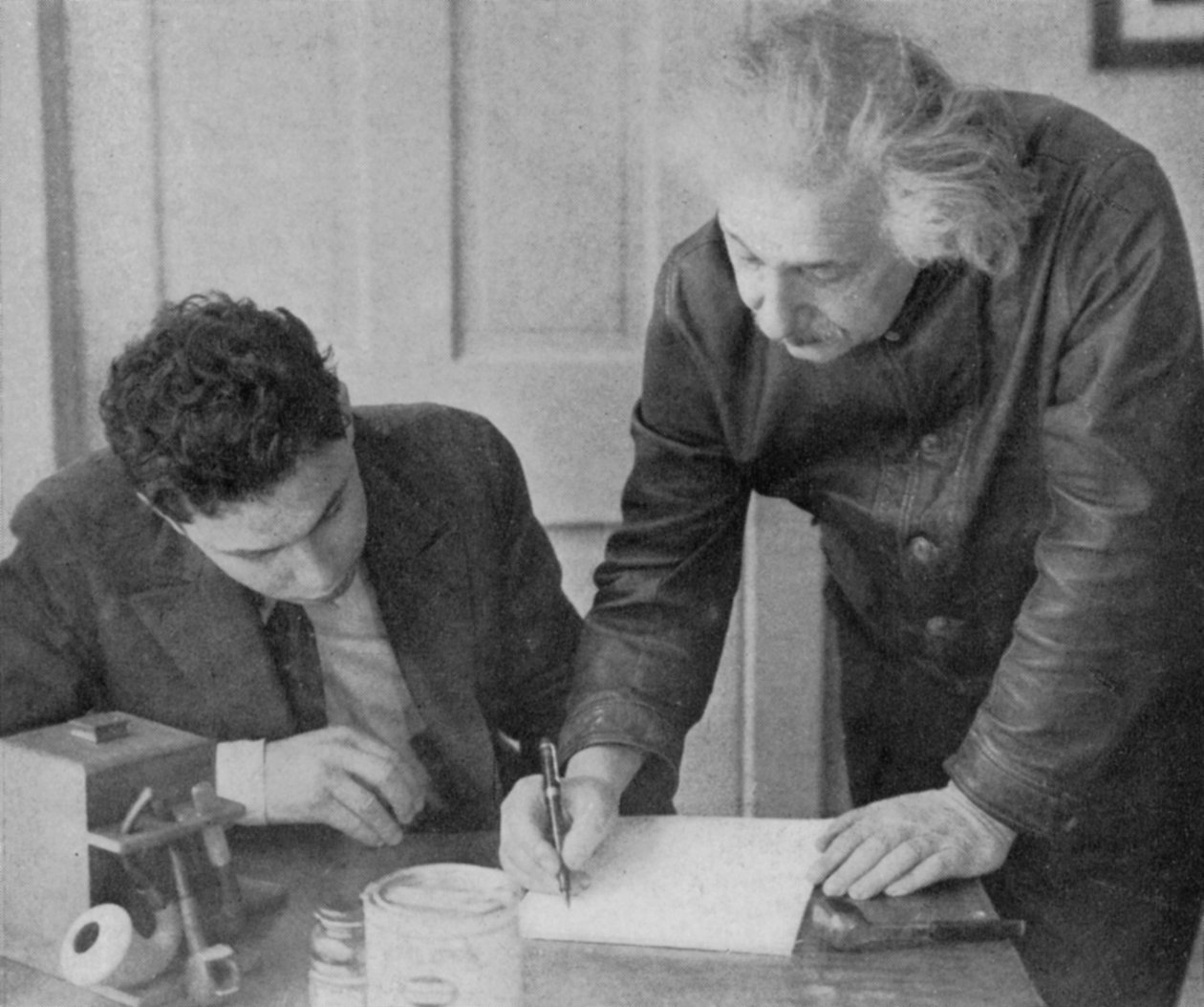 Albert Einstein, tysk-schweizisk-amerikansk matematiker og fysiker, med en elev af Unbekannt