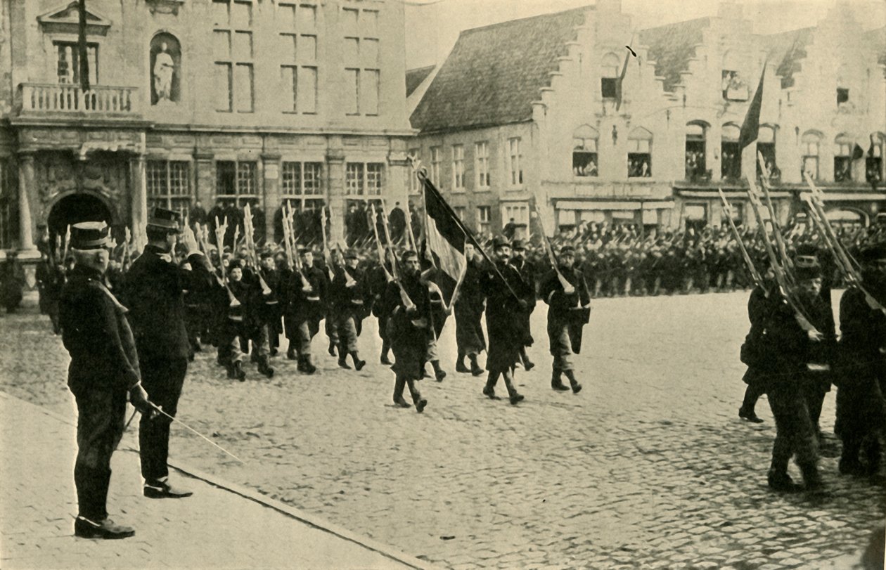Albert I af Belgien gennemgår tropper, Første Verdenskrig, 1914, c1920. af Unbekannt