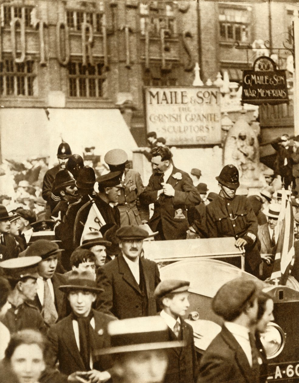 Alcock og Brown...efter den første non-stop transatlantiske flyvning, London, juni 1919, 1935. af Unbekannt
