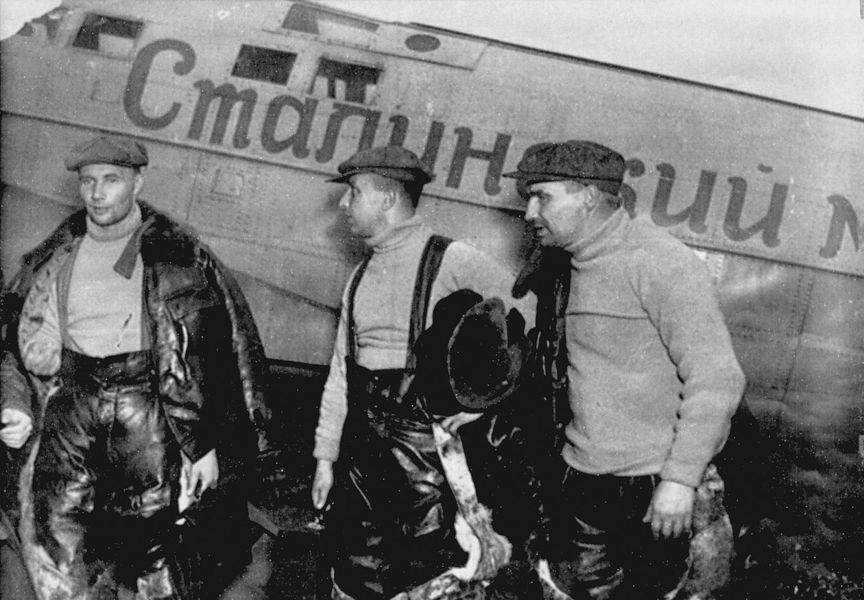 Alexander Belyakov, Georgiy Baidukov og Valery Chkalov ved deres fly den 20. juni 1937 af Unbekannt