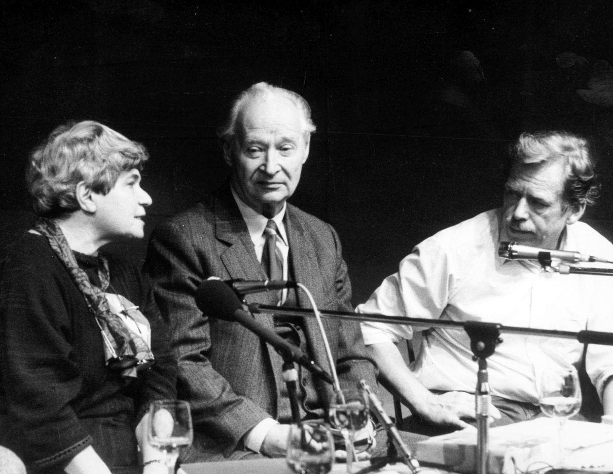 Alexander Dubcek med fru Rita Klimova, der senere skal blive tjekkoslovakisk ambassadør i USA og Vaclav Havel, under en pressekonference i Civic Forum den 24. november af Unbekannt