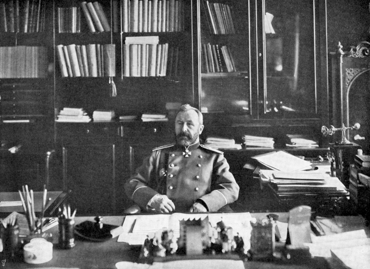 Alexei Nikolaievich Kuropatkin i hans bibliotek, 1904-5 af Unbekannt
