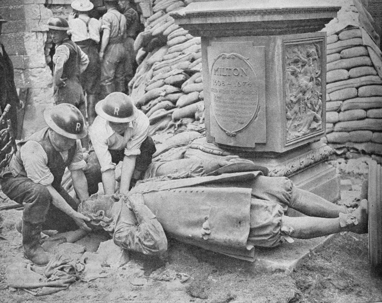 All Night Raid på Storbritanniens hovedstad - Statue af John Milton, 1940, 1940 af Unbekannt