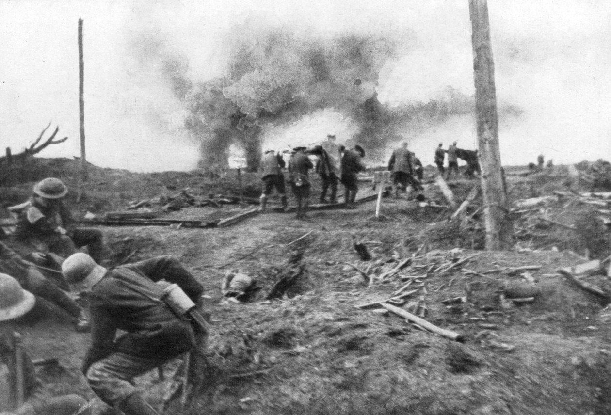 Allierede tropper og tyske fanger ved Menin Road, nær Ypres, Belgien, 30. oktober 1917 af Unbekannt