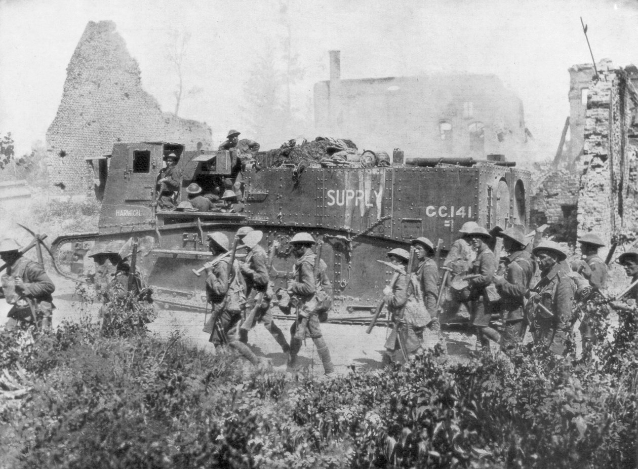 Allierede tropper marcherer gennem en befriet by, 27. oktober 1918 af Unbekannt