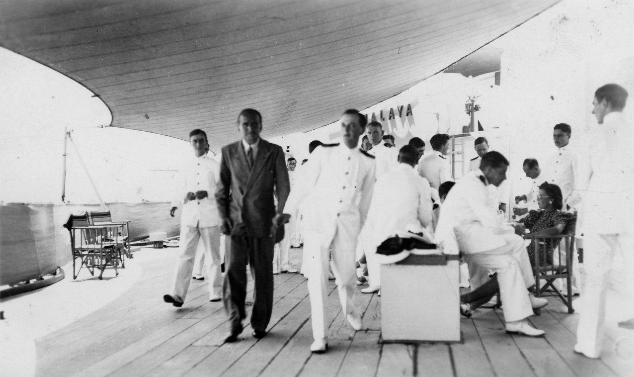 Amerikansk skuespiller og filminstruktør Douglas Fairbanks, Sr. ombord på HMS Malaya, Venedig, Italien 1938 af Unbekannt