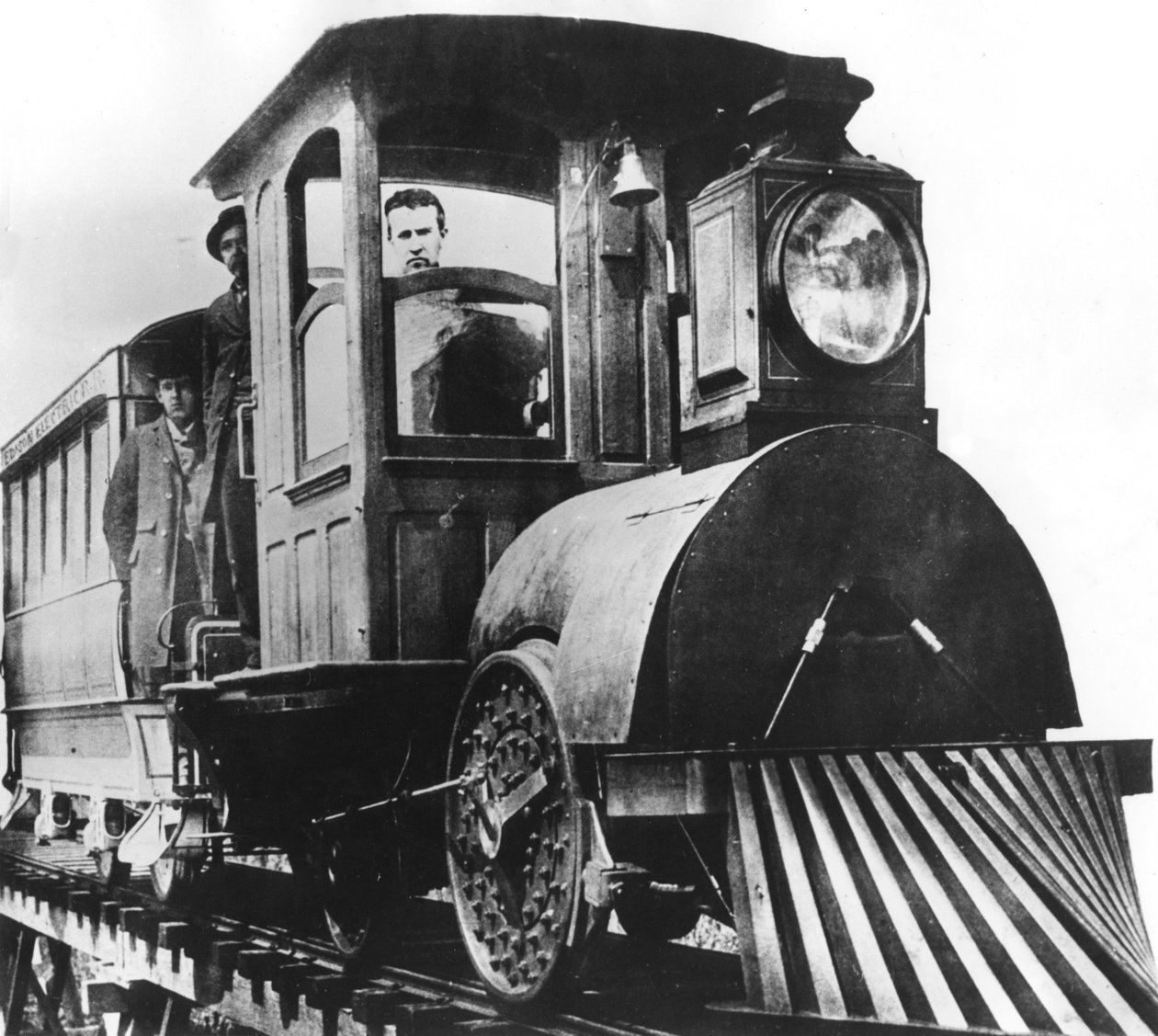 Den amerikanske opfinder Thomas Alva Edison om bord på en elektrisk jernbane, 1892 af Unbekannt