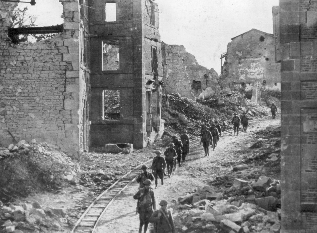 Amerikanske soldater passerer gennem ruinerne af Varennes, Meuse-Argonne Offensiv, Frankrig, 1918 af Unbekannt